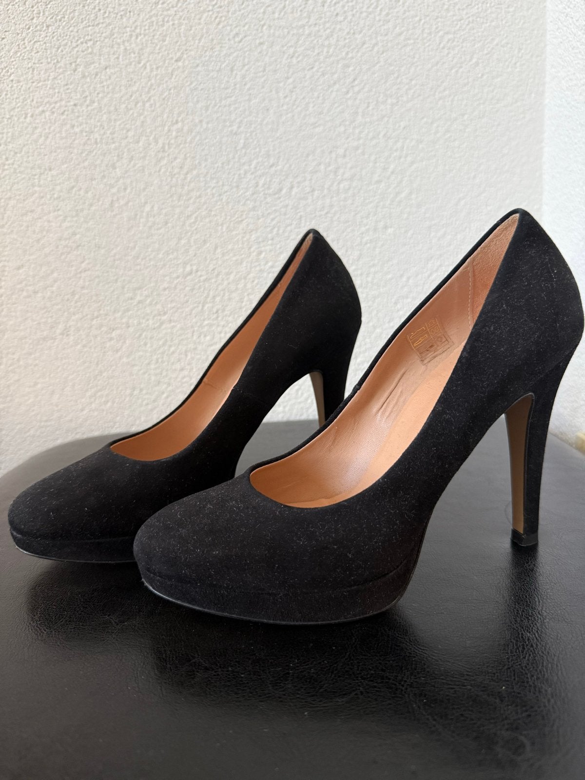 Manfield suède pumps zwart, maat 38 - zgan, Ophalen of Verzenden, Zo goed als nieuw, Zwart, Pumps