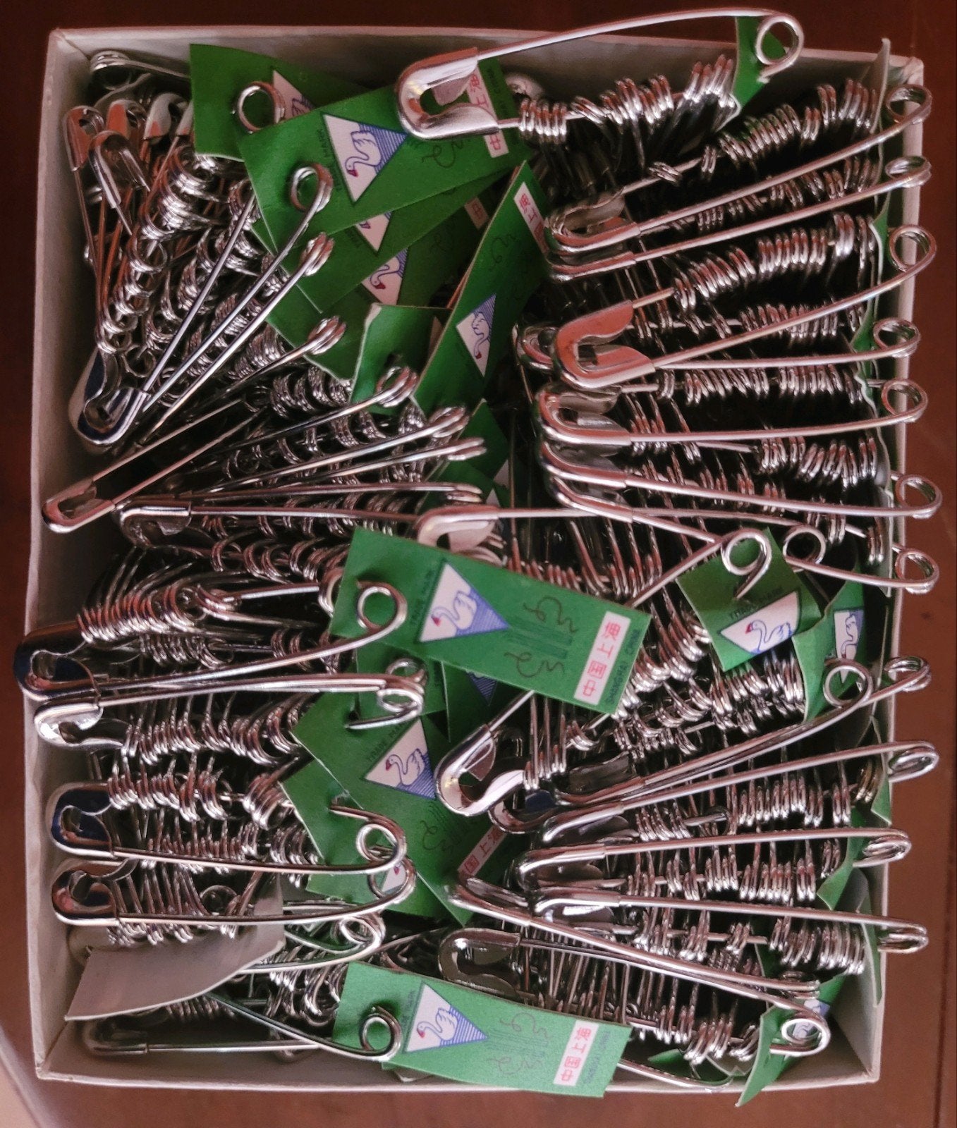 Doos vol veiligheidsspelden in 3 maten. 72 x 12 per pakje, Ophalen of Verzenden, Nieuw, Overige typen