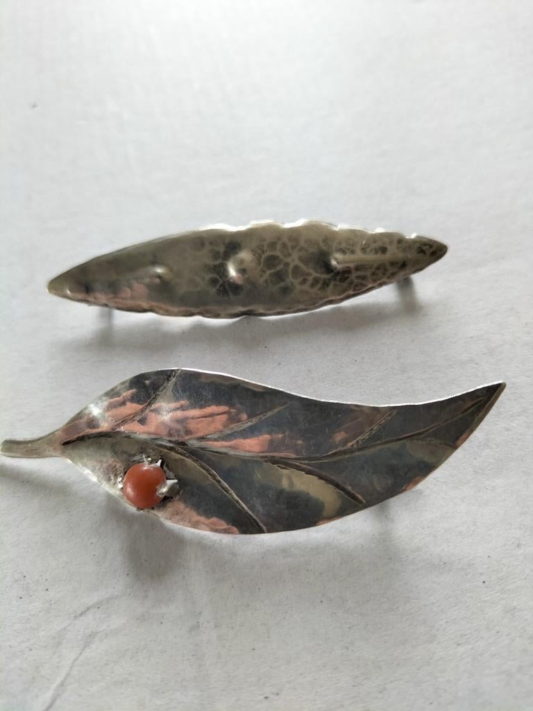 2 antieke zilveren Amsterdamse school broches., Verzenden, Zilver, Broche