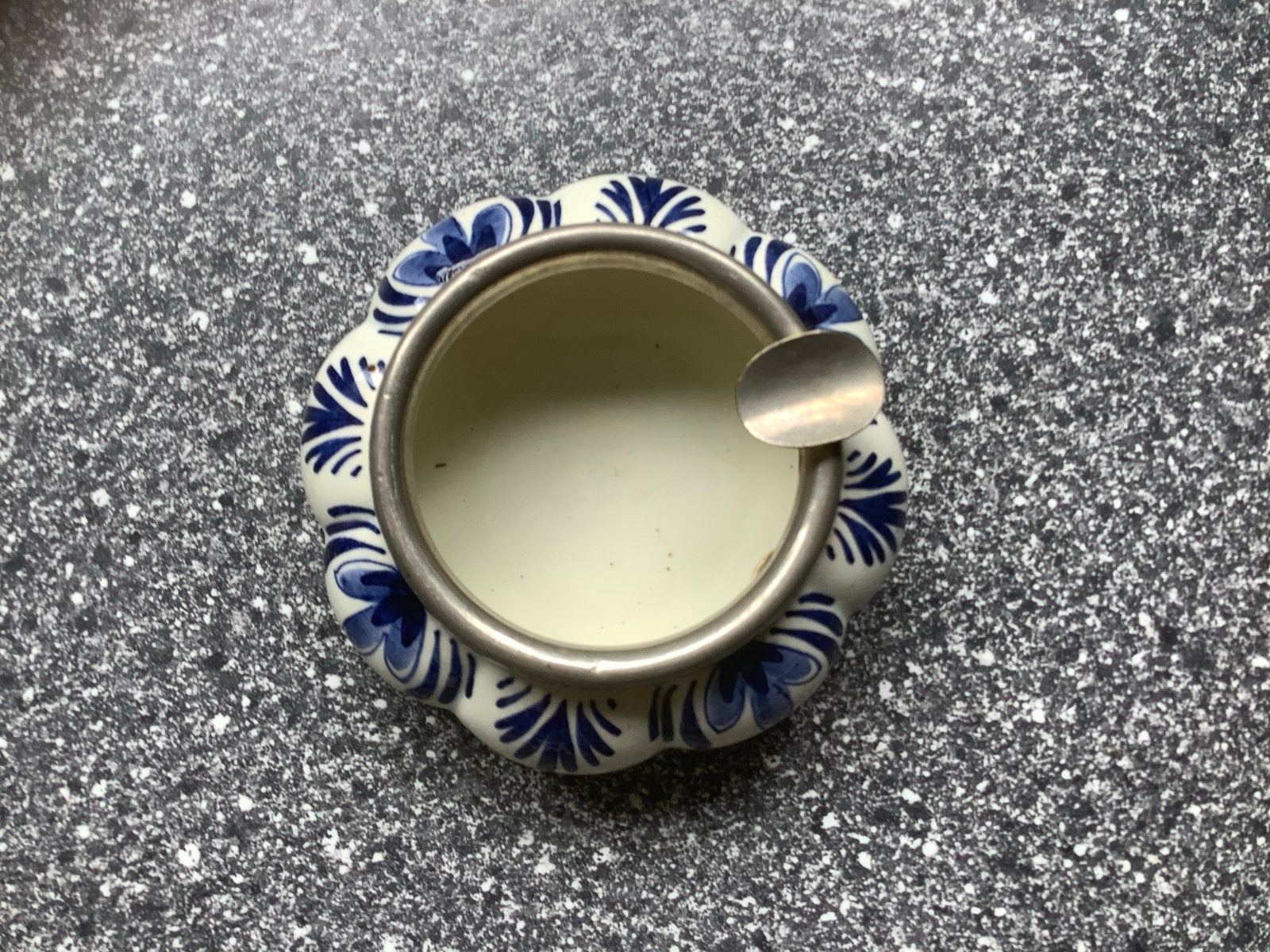 Klein Delfts Blauw Asbakje met Zilveren Rand, Antiek en Kunst, Ophalen of Verzenden