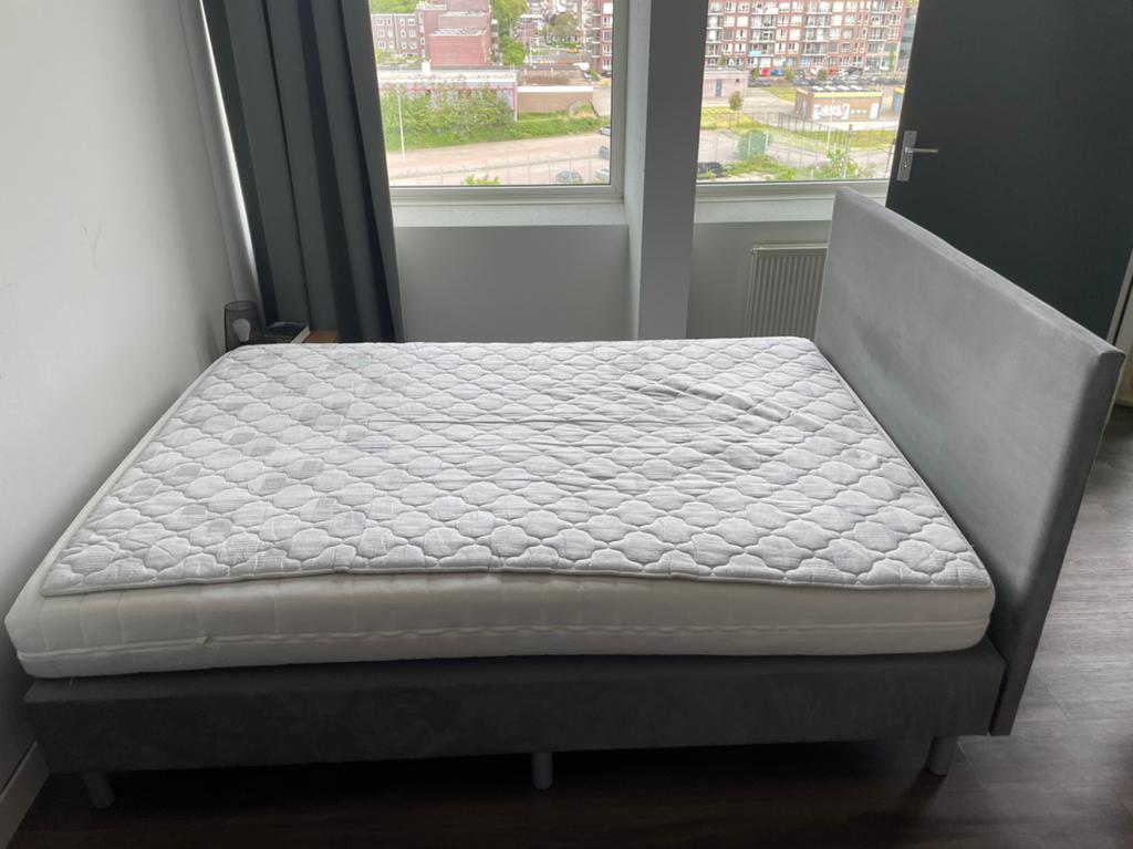 Modern 140x200 Bed met pocketvering matras + topper, Ophalen, Overige materialen, Gebruikt, Tweepersoons