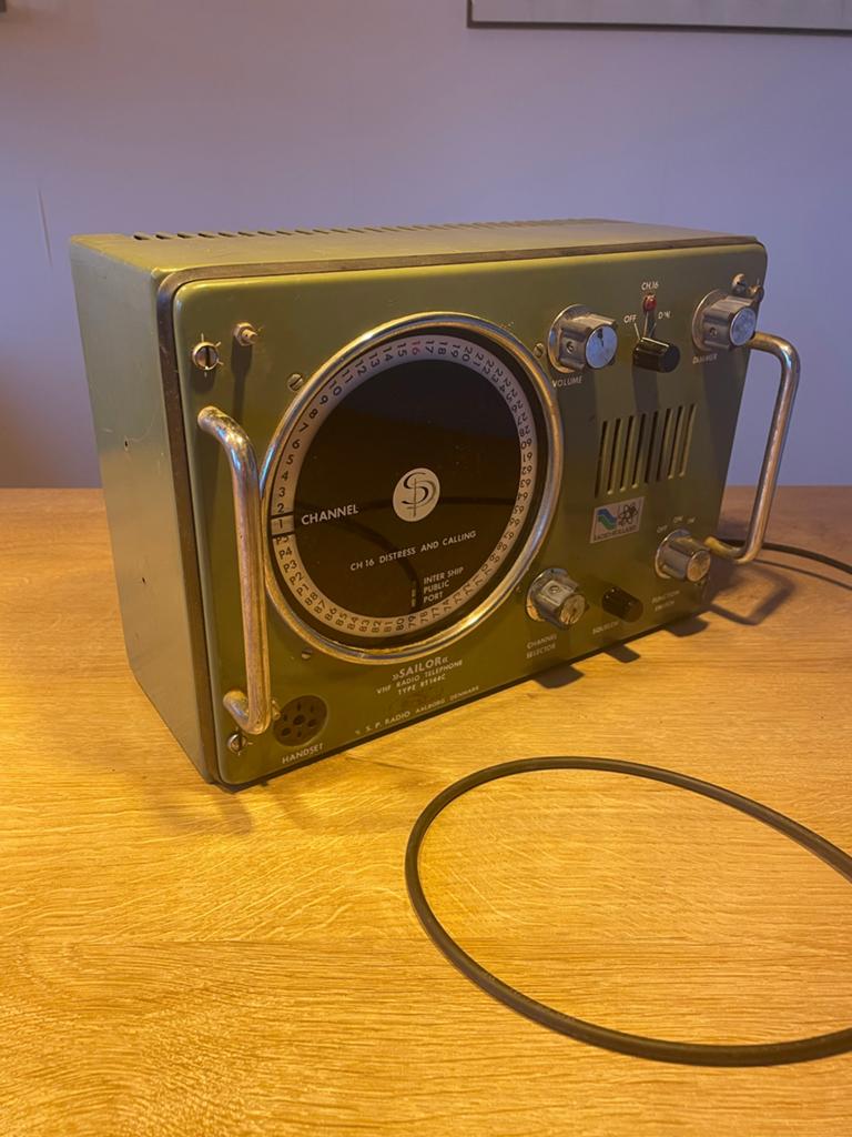 Marifoon - Functioneert goed, kabel ontbreekt, Watersport en Boten, Navigatiemiddelen en Scheepselektronica, Gebruikt, Radio, Ophalen of Verzenden