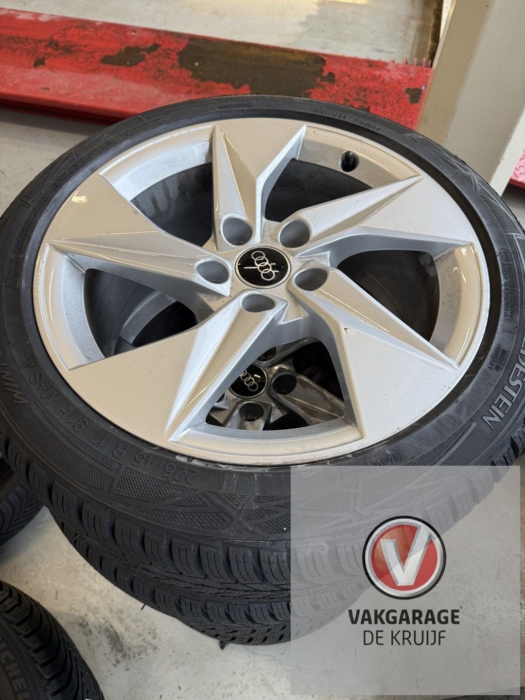 Audi Q3 Winterset Nieuwe banden!, Ophalen, Gebruikt, -, -