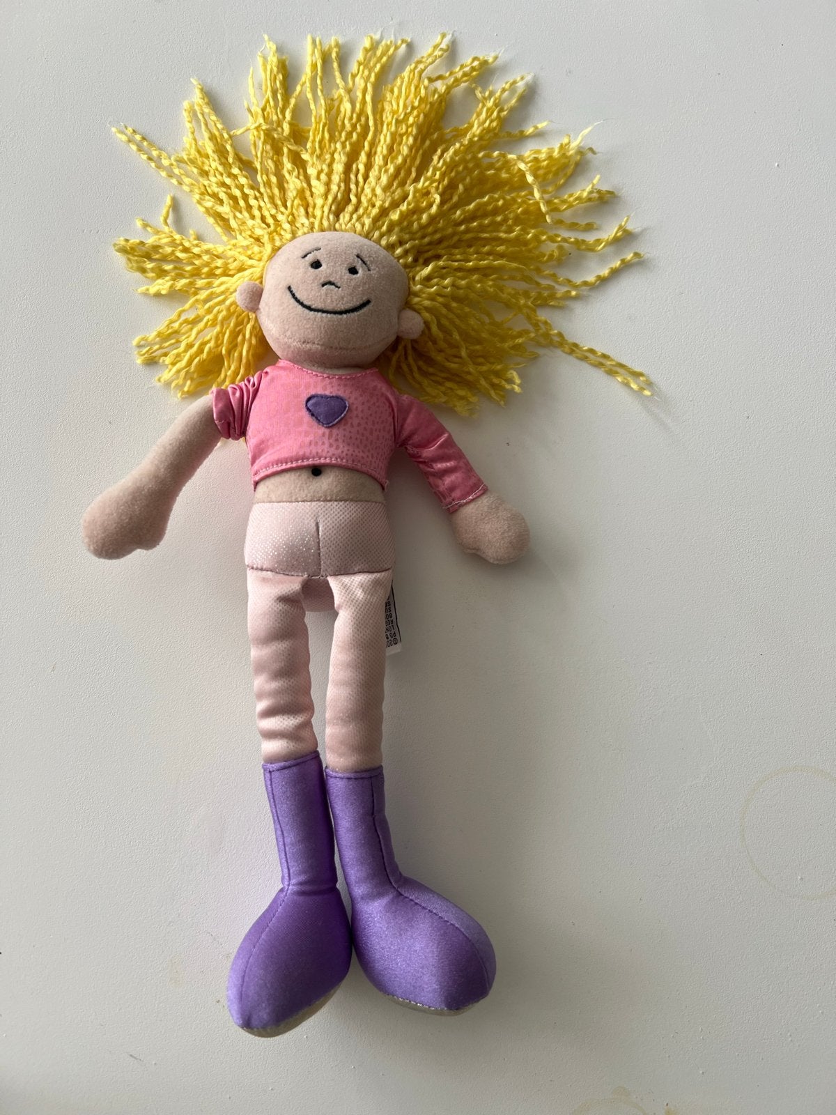 Leuke stoffen pop met geel haar en paarse laarzen, Ophalen of Verzenden, Gebruikt, Overige typen