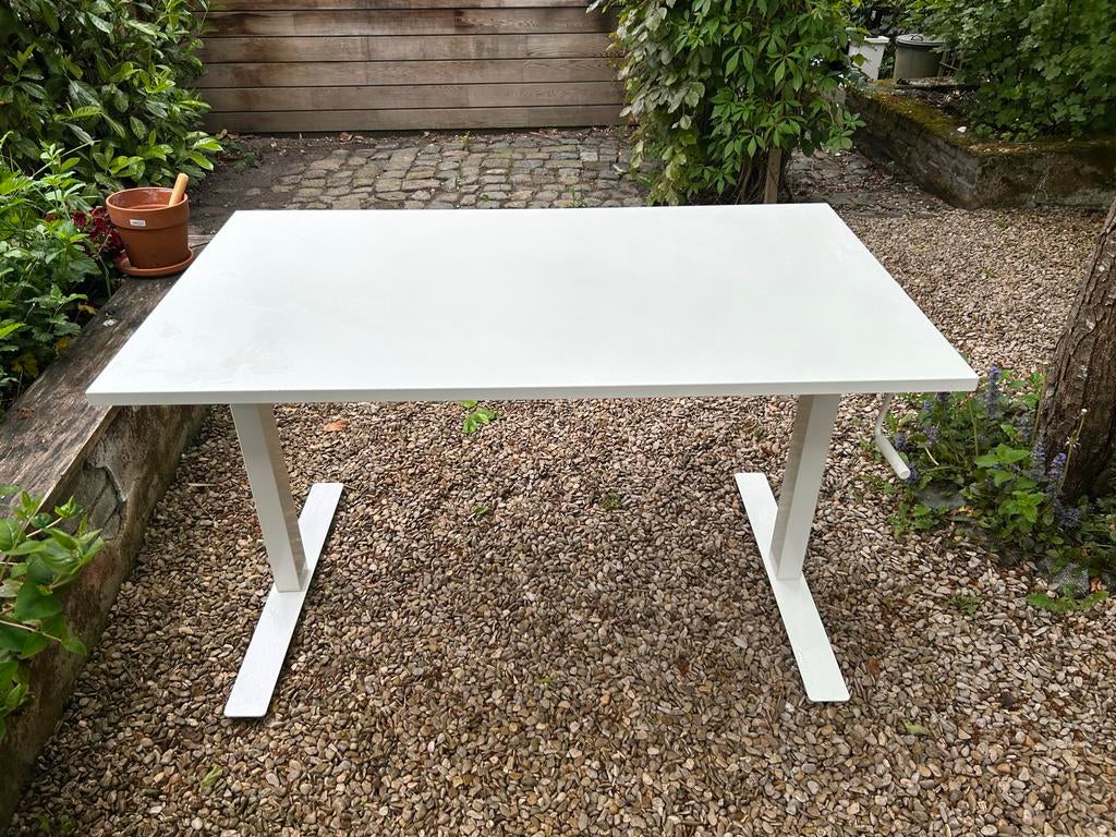 IKEA SKARSTA bureau - Wit, Huis en Inrichting, Bureaus, Zo goed als nieuw, Zit-sta bureau, IKEA, Modern, Spaanplaat of MDF, Wit