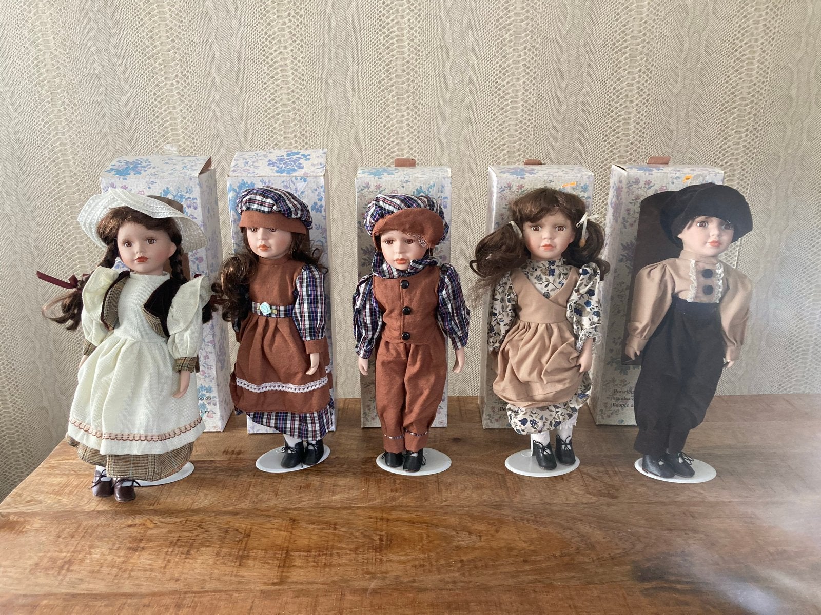 Set van 5 porseleinen poppen in originele verpakking, Ophalen of Verzenden, Zo goed als nieuw, Pop