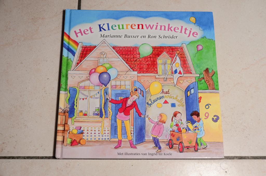 Het Kleurenwinkeltje / Marianne Busser en Ron Schröder, Boeken, Ophalen of Verzenden, Zo goed als nieuw, Fictie algemeen, Voorleesboek