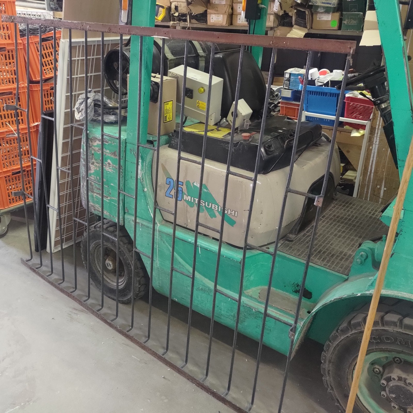 stalen frame voor inbraak, hooi ruif enz