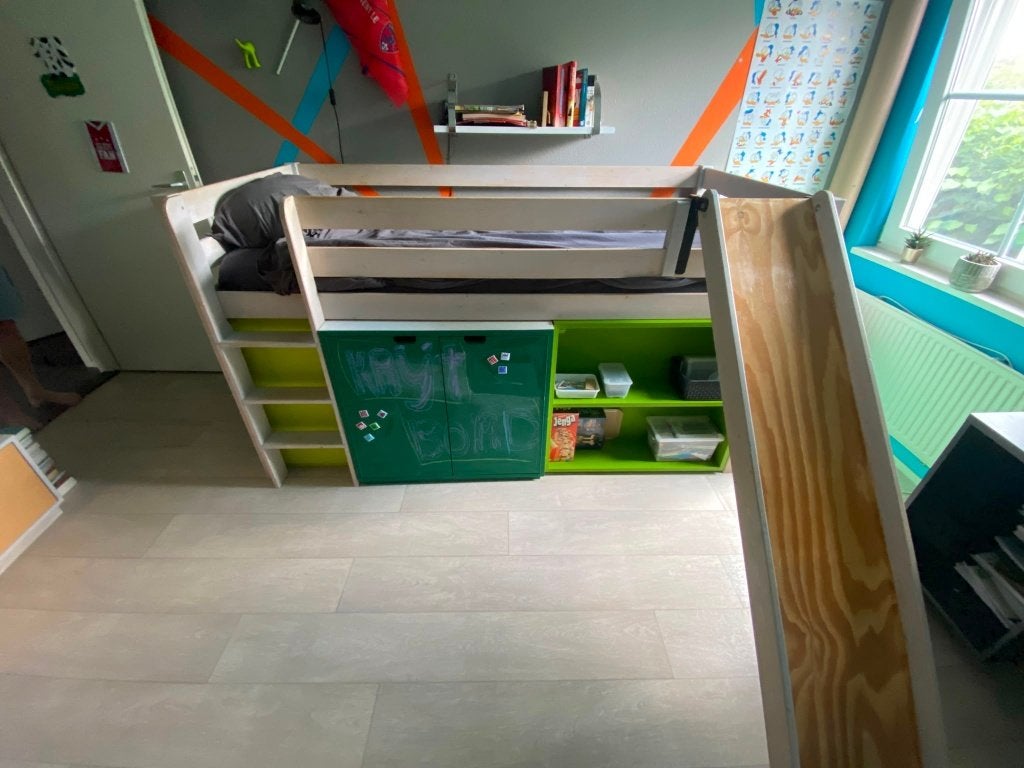 Kinderbed halfhoogslaper, handgemaakt, Ophalen, Zo goed als nieuw, Halfhoogslaper