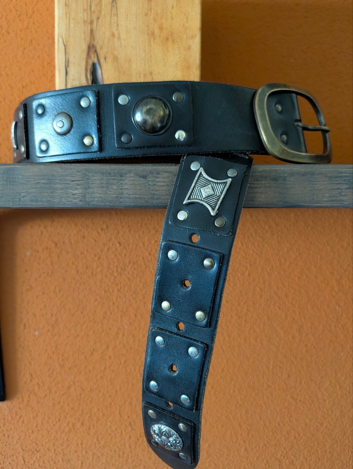Zwarte stevige leren riem met decoratieve metalen de, 80 tot 90 cm, 5 cm of meer, Nieuw, Heupriem