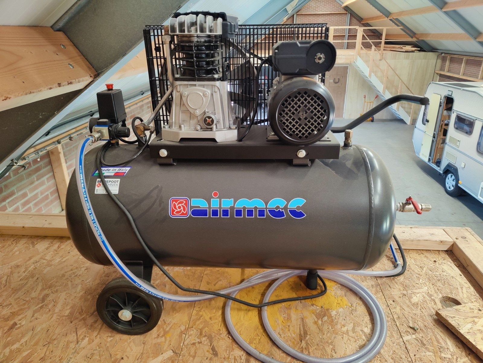 Nieuwe Airmec KF100350M Compressor 100L 10 bar 350 l/min, Ophalen, Zo goed als nieuw, 200 tot 400 liter/min, Mobiel