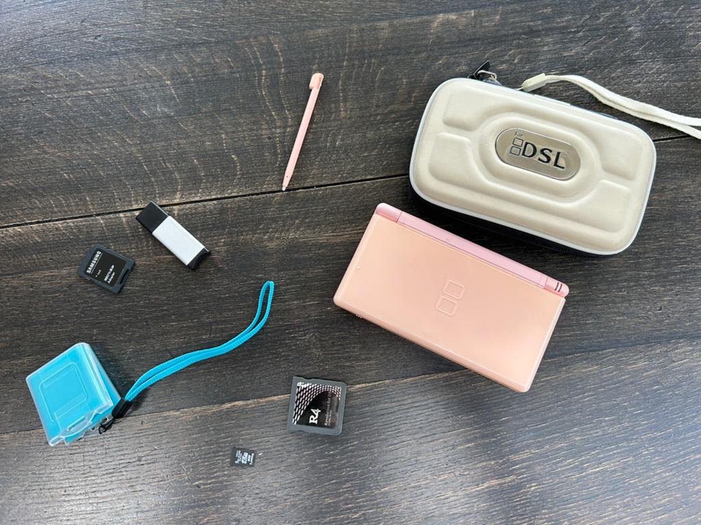 Nintendo DS Lite topconditie + R4 met spellen, Spelcomputers en Games, Spelcomputers | Nintendo DS, Ophalen of Verzenden, Roze