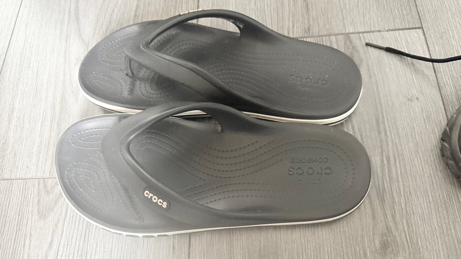 Crocs slippers - zwart, Ophalen of Verzenden, Zo goed als nieuw, Grijs, Slippers