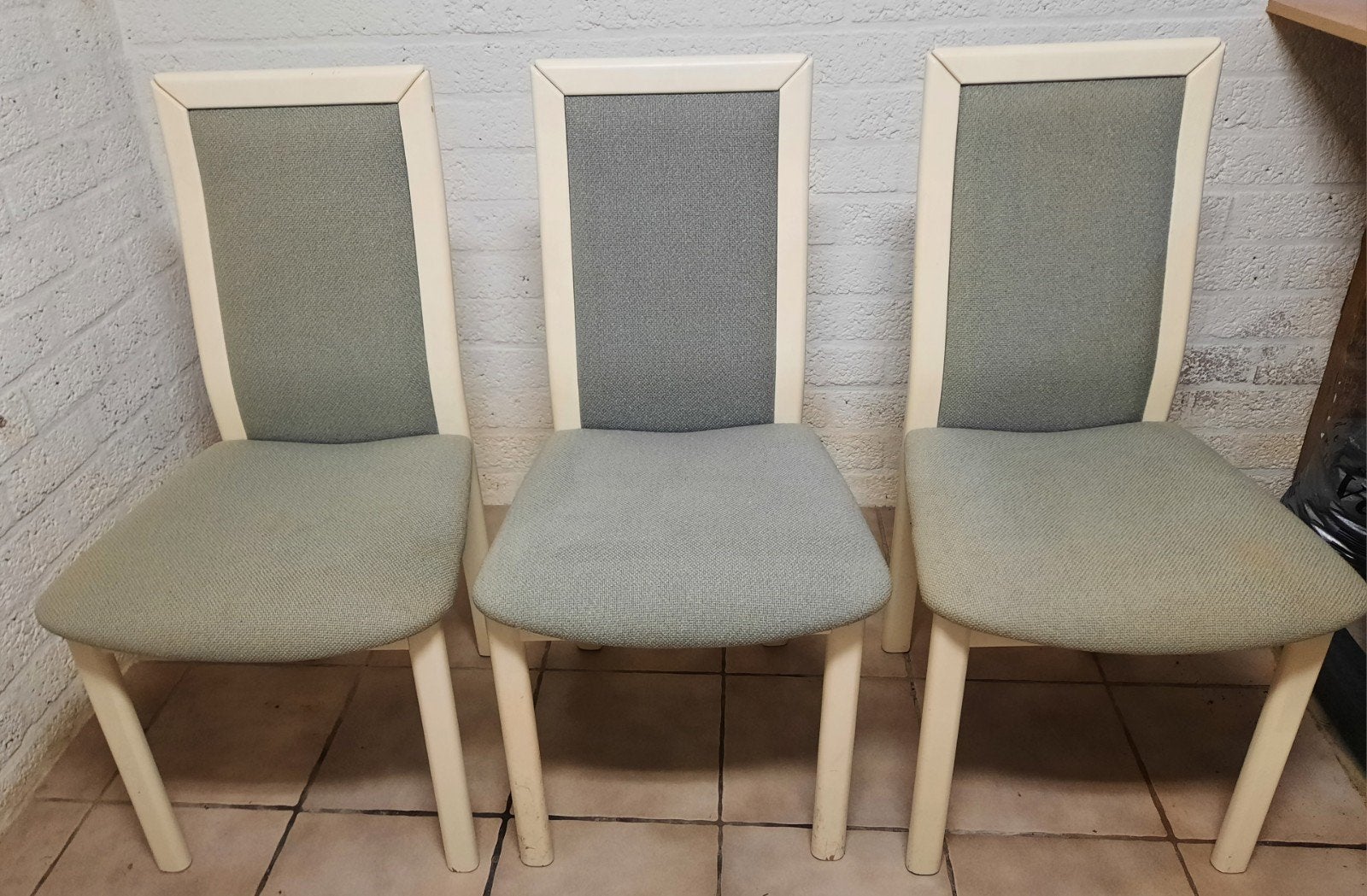 Gratis 3 eetkamerstoelen wit hout met grijsgroene bekleding, Huis en Inrichting, Stoelen, Ophalen, Gebruikt, Drie, Wit
