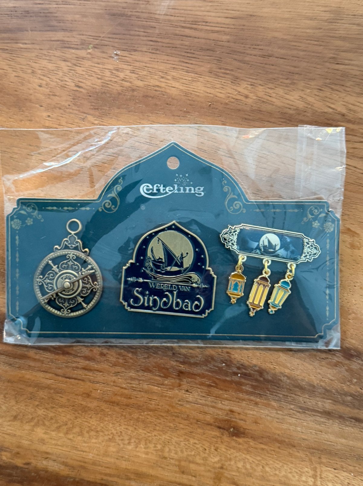 Efteling pinset sinbad set op kaartje, Ophalen of Verzenden, Zo goed als nieuw, Button of Speldje