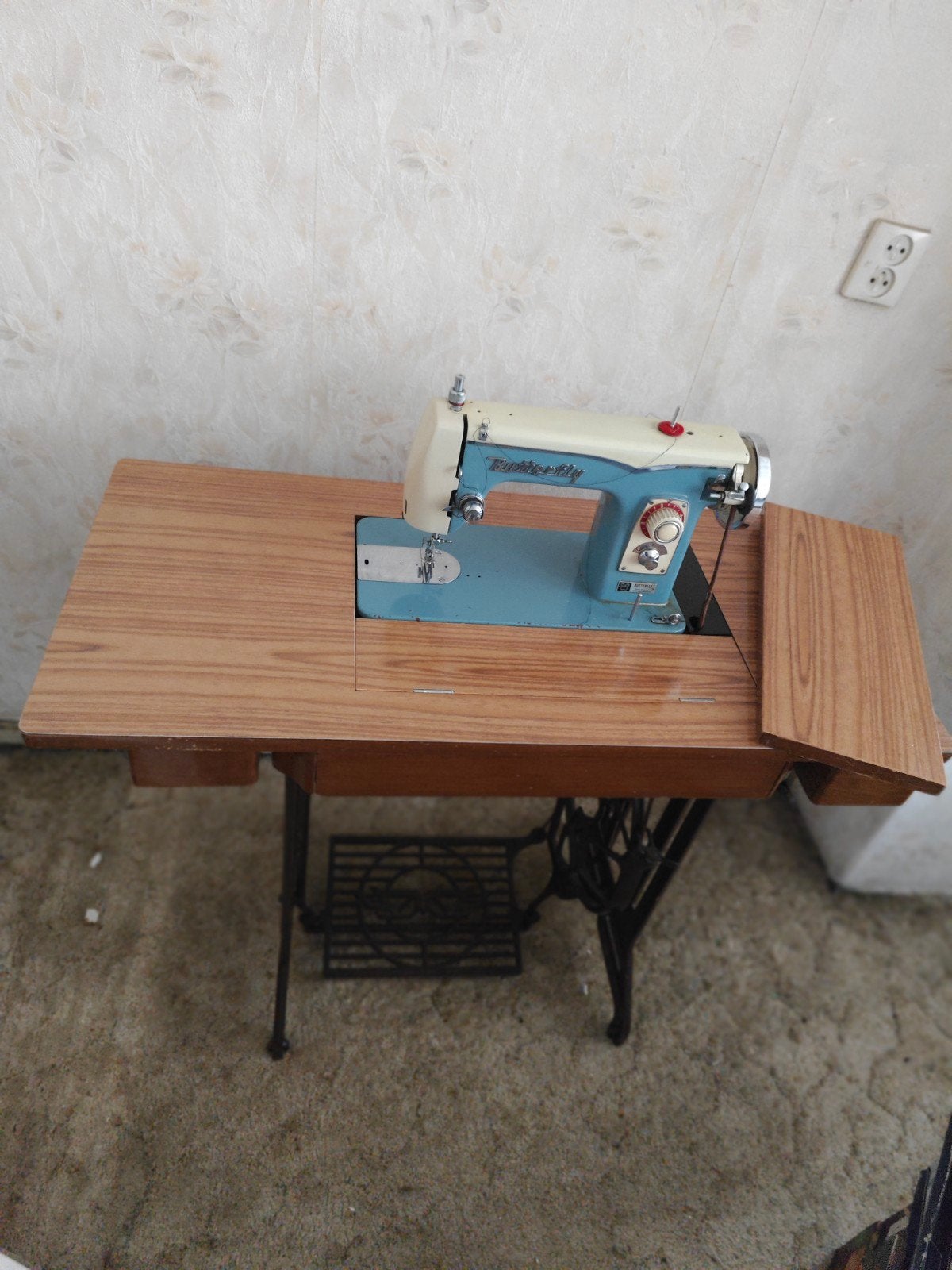 Antieke Butterfly Trapnaaimachine met Tafel, Ophalen