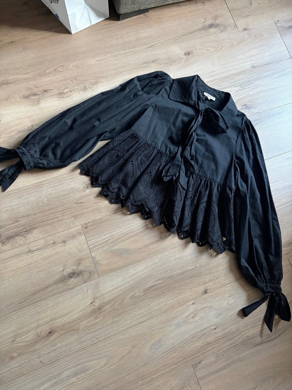 Harper & Yve Zwarte Blouse met Broderie en Strik, Verzenden, Nieuw, Maat 36 (S), Zwart
