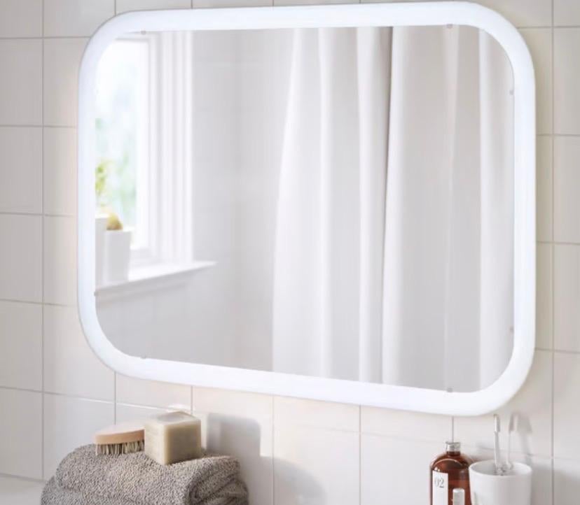 IKEA STORJORM spiegel met verlichting 80x60 cm, nieuw in doo, Huis en Inrichting, Ophalen, Overige typen, 50 tot 100 cm, Zo goed als nieuw