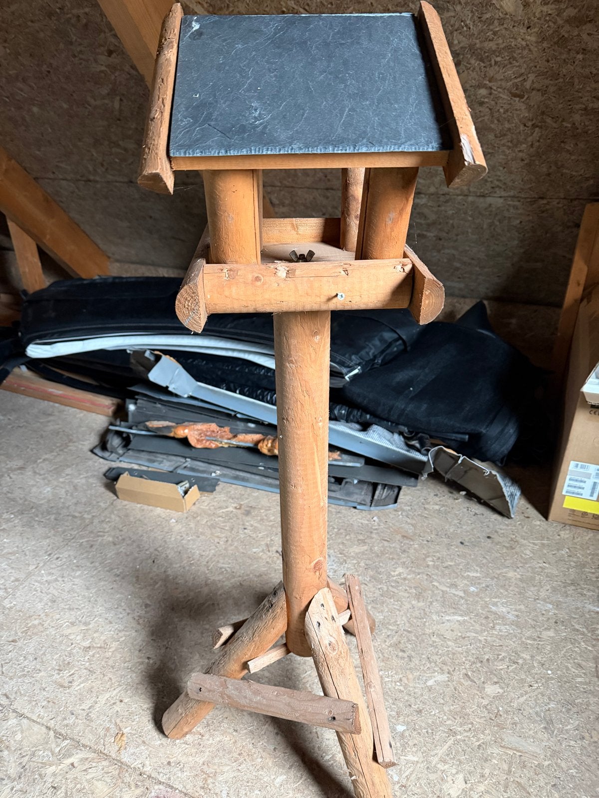Houten vogelhuisje op standaard met leistenen dak, Ophalen, Gebruikt