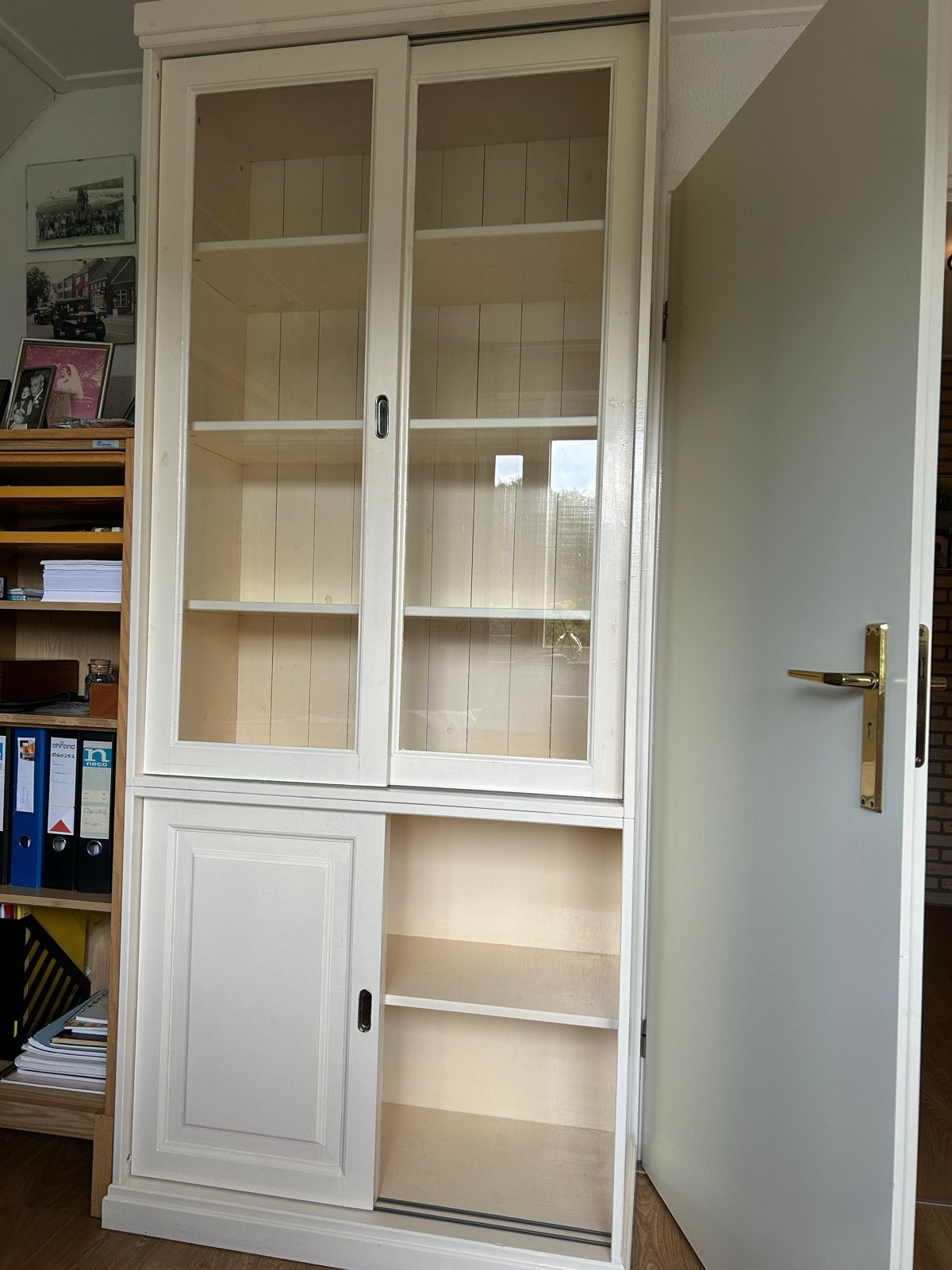 Witte boekenkast met glazen schuifdeuren en opbergruimte, Ophalen, Gebruikt, 200 cm of meer, 50 tot 100 cm