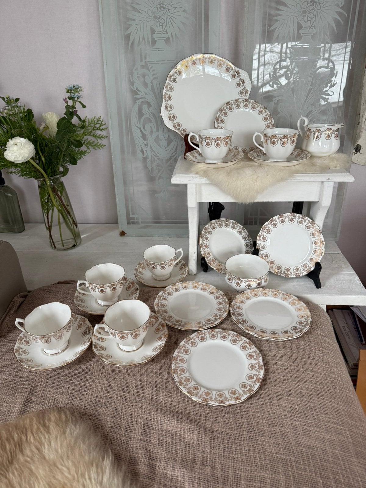 Royal Albert 6 pers antiek porselein wit met goud izgst, Ophalen