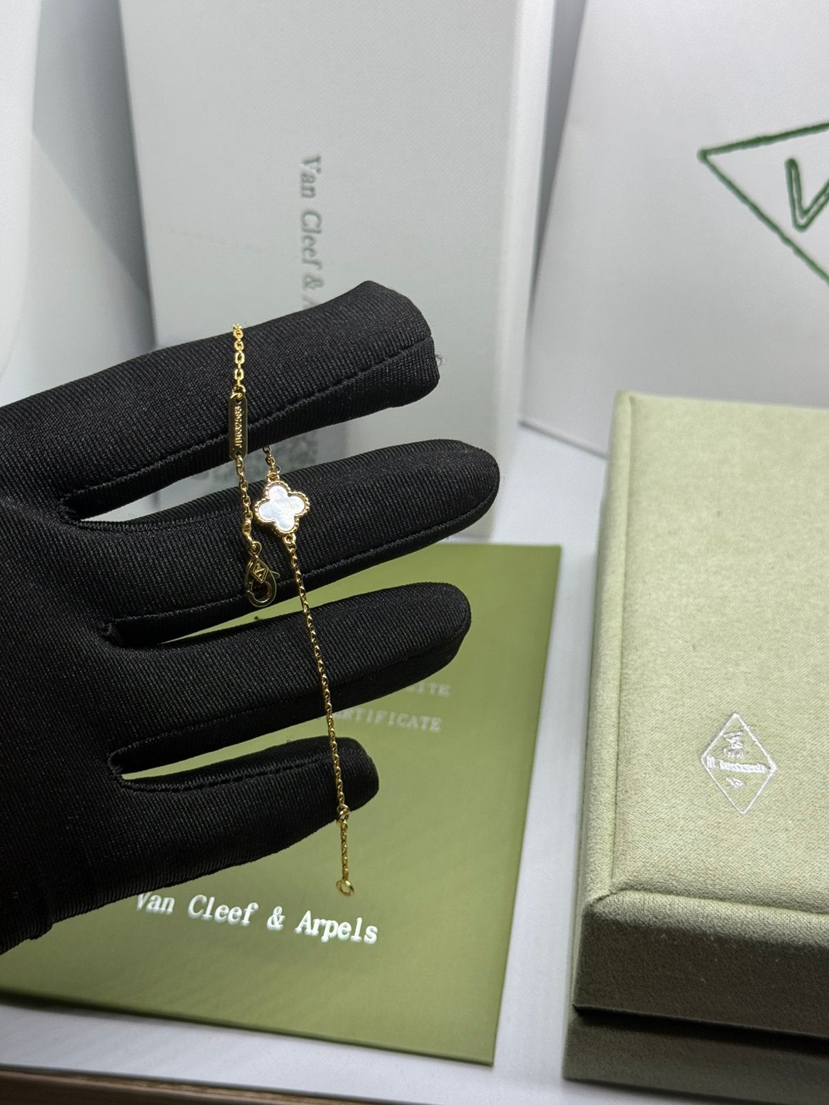 Van Cleef & Arpels Sweet Alhambra Armband, Ophalen of Verzenden, Zo goed als nieuw, Goud