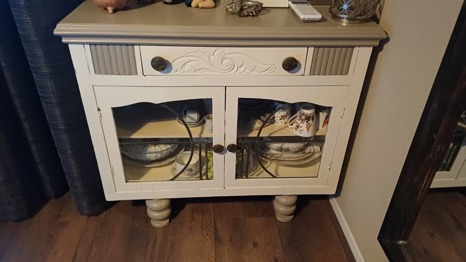 Sfeervol wit kastje met lade en glazen deurtjes, Antiek en Kunst, Ophalen