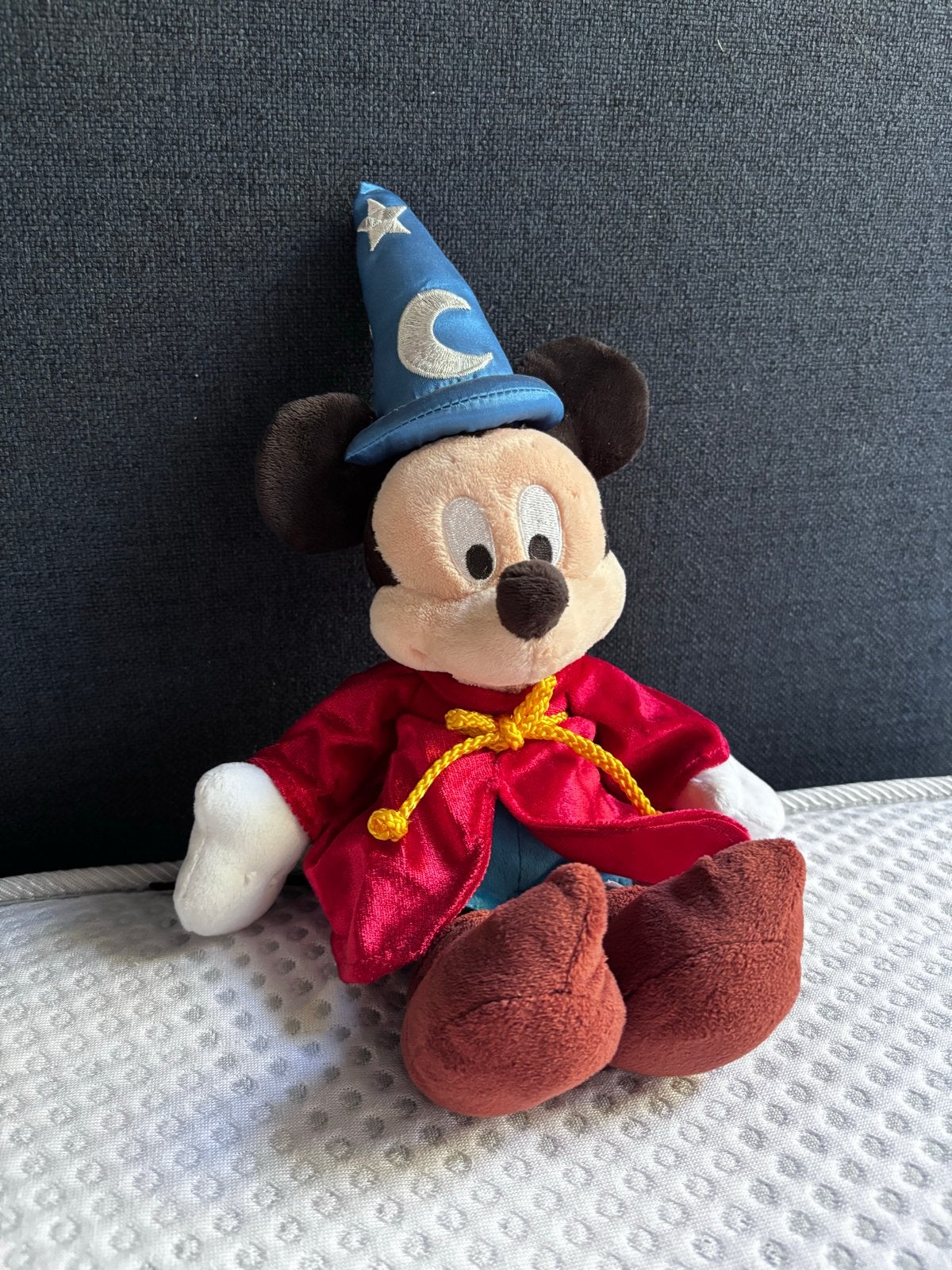 Mickey Mouse Fantasia knuffel-Als nieuw v. Disneyland Parijs, Disney, Overige typen, Ophalen of Verzenden, Zo goed als nieuw
