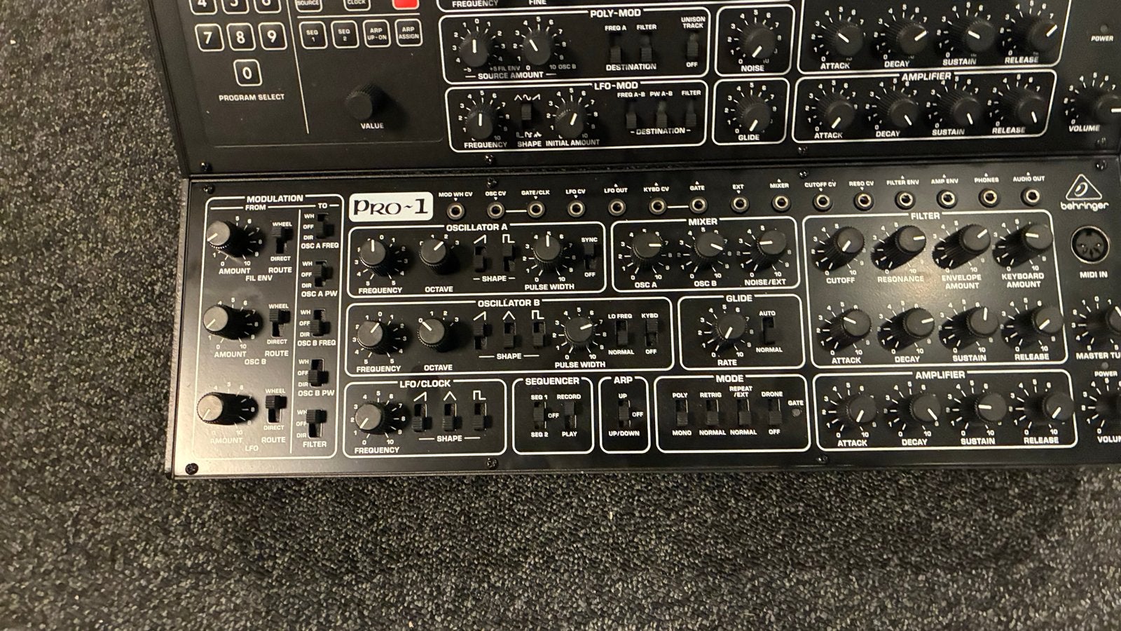 Behringer PRO-1 Synthesizer - Zo goed als nieuw, Muziek en Instrumenten, Ophalen, Zo goed als nieuw, Met midi-aansluiting