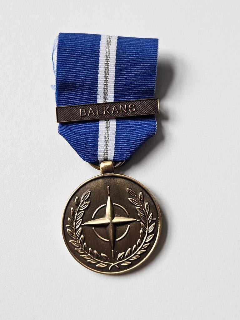 NATO NAVO Medaille onderscheiding Balkans Joegoslavië, Verzamelen, Militaria | Algemeen, Ophalen of Verzenden, Landmacht, Nederland