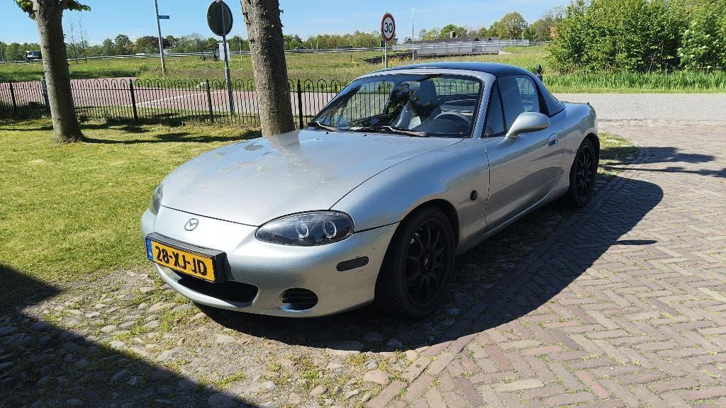 Mazda MX-5 1.6 I 2003 Grijs, Auto's, Achterwielaandrijving, 40 €/maand, Zwart, 4 cilinders
