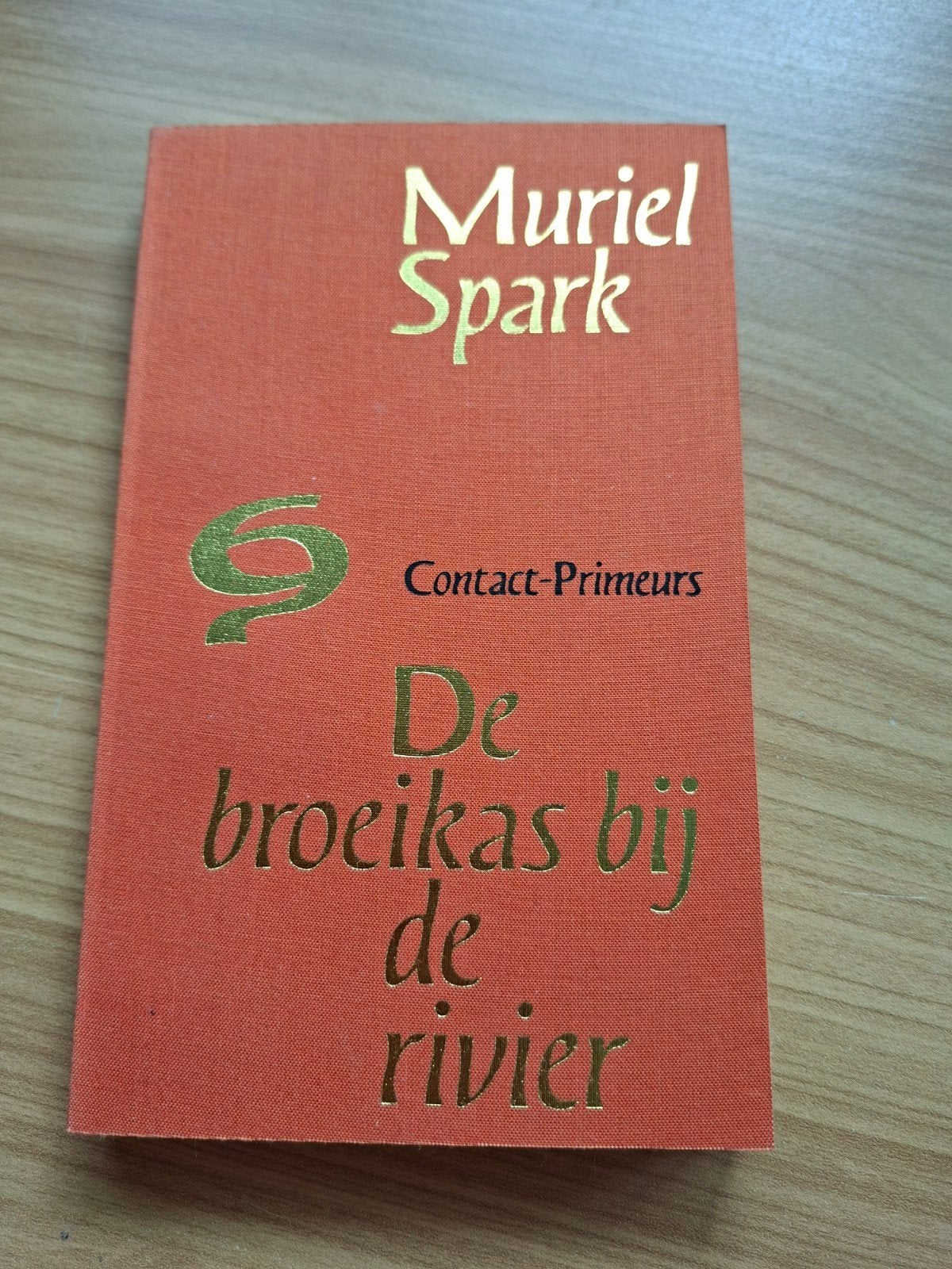Muriel Spark - De broeikas bij de rivier., Ophalen of Verzenden, Zo goed als nieuw