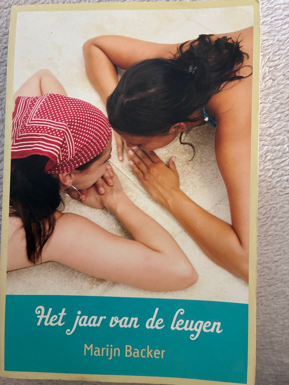 Het jaar van de leugen - Marijn Backer, Ophalen of Verzenden, Gelezen, Nederland