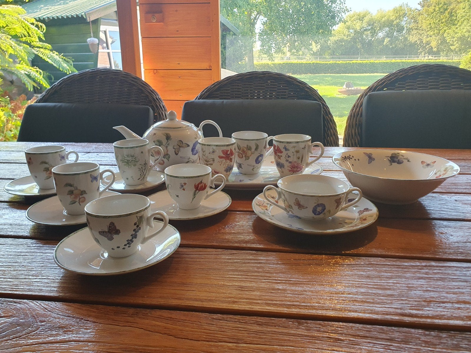 Janneke Brinkman servies: theepot, kopjes, schotels, borden,, Ophalen, Zo goed als nieuw, Porselein, Overige stijlen