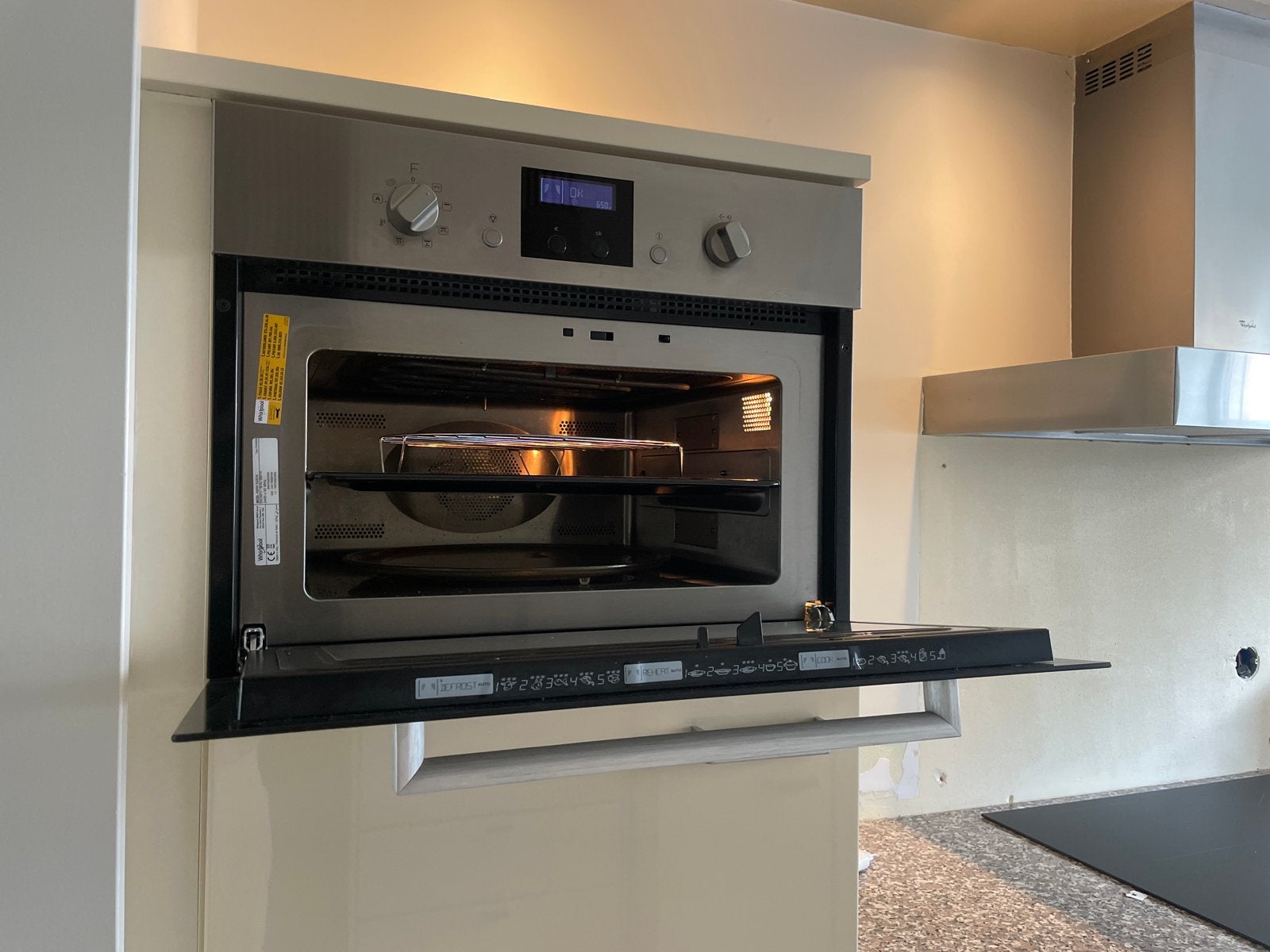 Goed onderhouden combimagnetron met grill functie, Ophalen, Combimagnetron, Gebruikt, 60 cm of meer