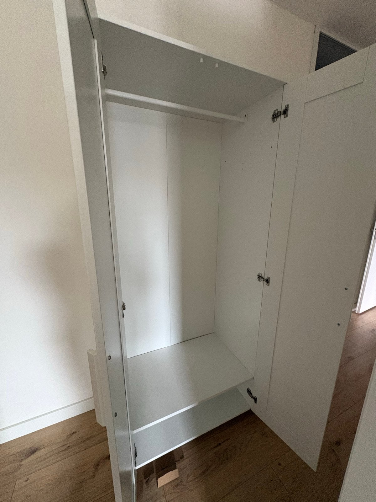 Witte kledingkast met spiegeldeur, Gebruikt, 150 tot 200 cm, Overige houtsoorten, 50 tot 100 cm