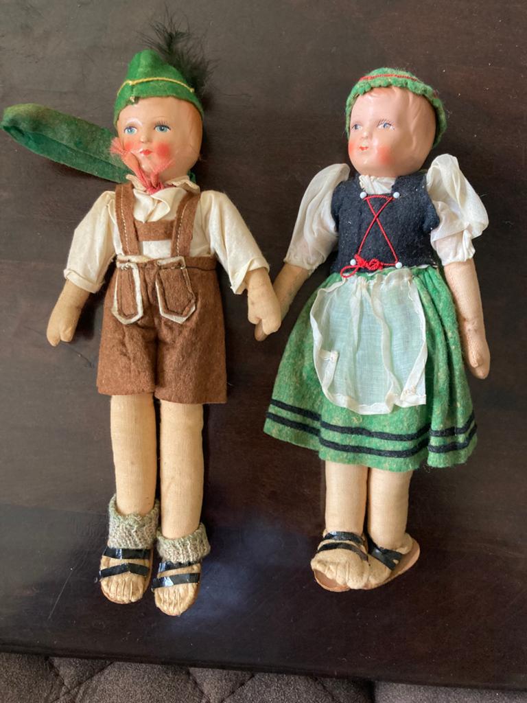 Vintage poppenpaar in traditionele klederdracht, Ophalen of Verzenden, Zo goed als nieuw, Pop
