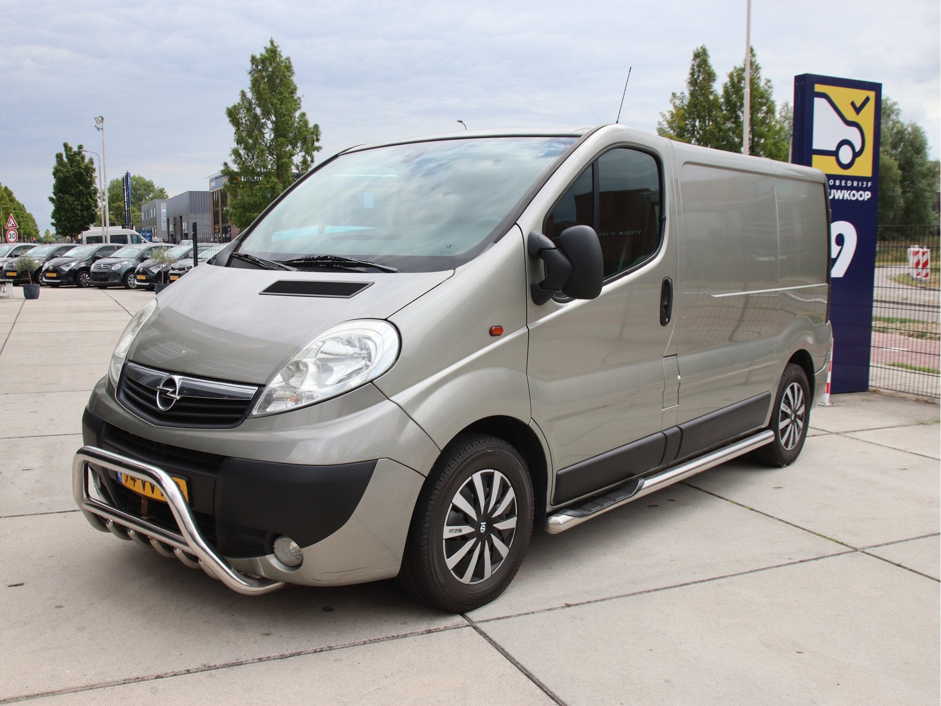 Opel Vivaro 2.5 CDTI L2H1 Airco, Cruise, Trekhaak, Bullbar Z, 145 pk, Stof, Gebruikt, 4 cilinders