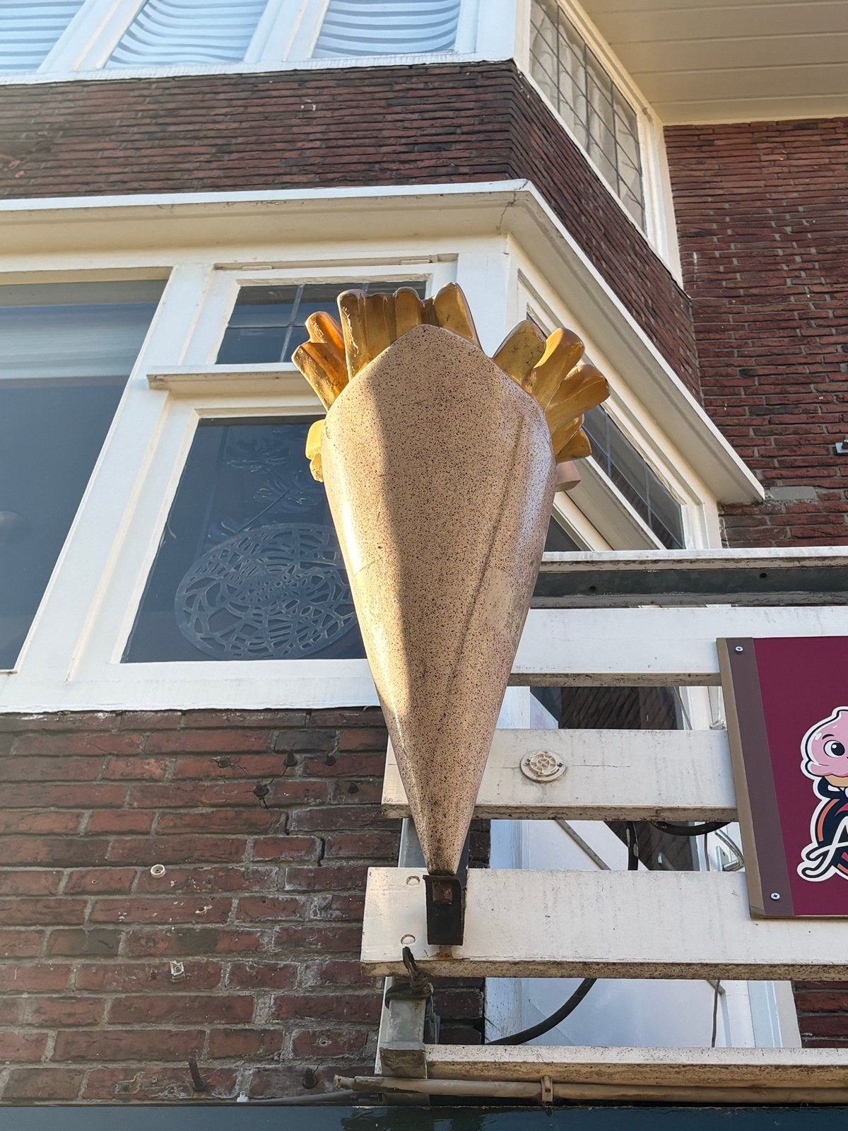 Decoratieve frietzak en ijshoorntje gevelreclame, Ophalen of Verzenden, Gebruikt