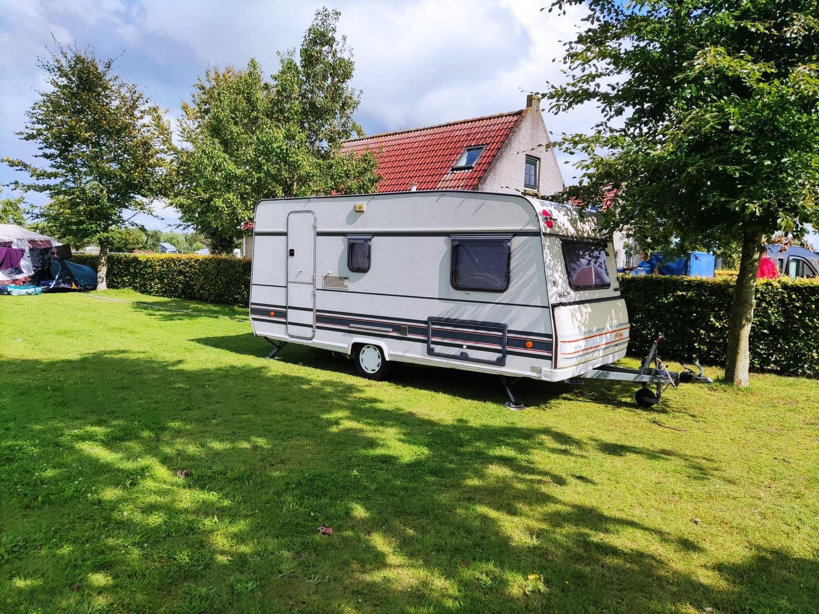 Nette complete 4-persoons Bürstner caravan - kampeerklaar, Caravans en Kamperen, Vast bed, Koelkast, Treinzit, Particulier