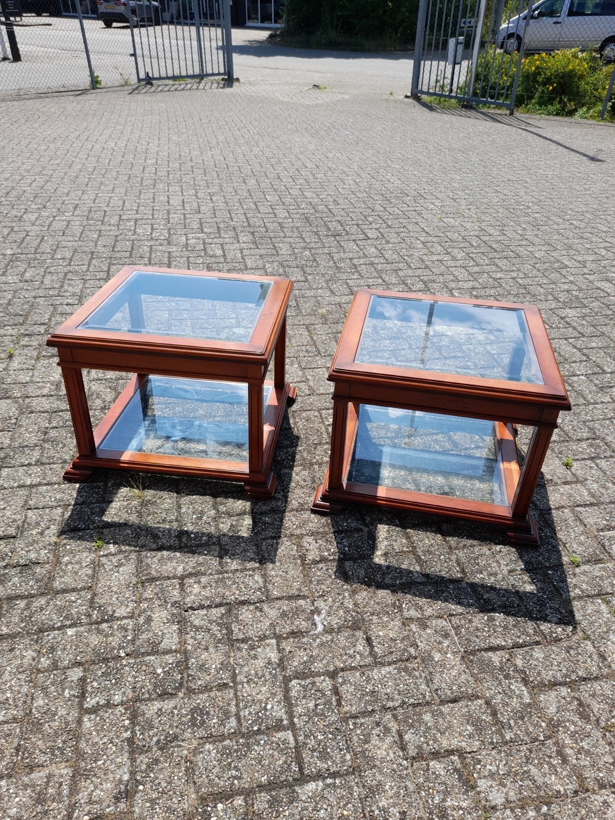 2 x nette kersen houten bijzet tafeltjes 65.00 p.s, Ophalen
