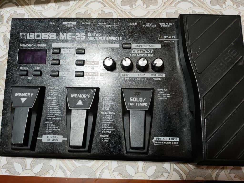 Boss ME -25 guitar multi effects/, Muziek en Instrumenten, Ophalen of Verzenden, Zo goed als nieuw