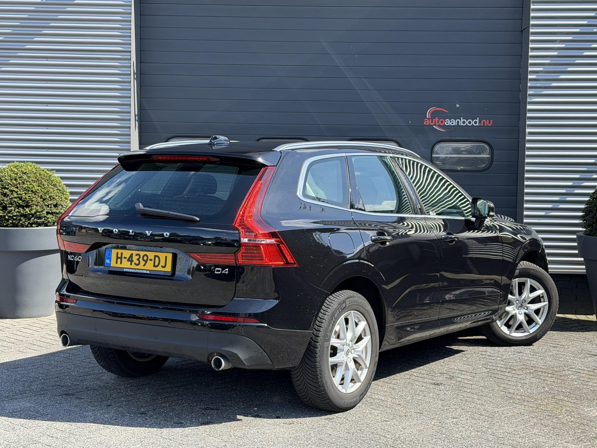 Volvo XC60 2.0 D4 Momentum | Camera | Navigatie | Lederen Be, Auto's, Gebruikt, Euro 6, 1969 cc, Zwart