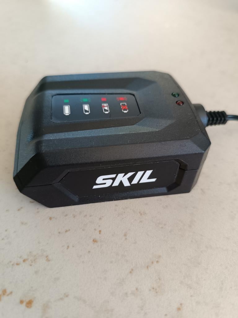 SKIL Batterijlader CR1E3129AA - 20V 1.0A, Ophalen of Verzenden, Zo goed als nieuw