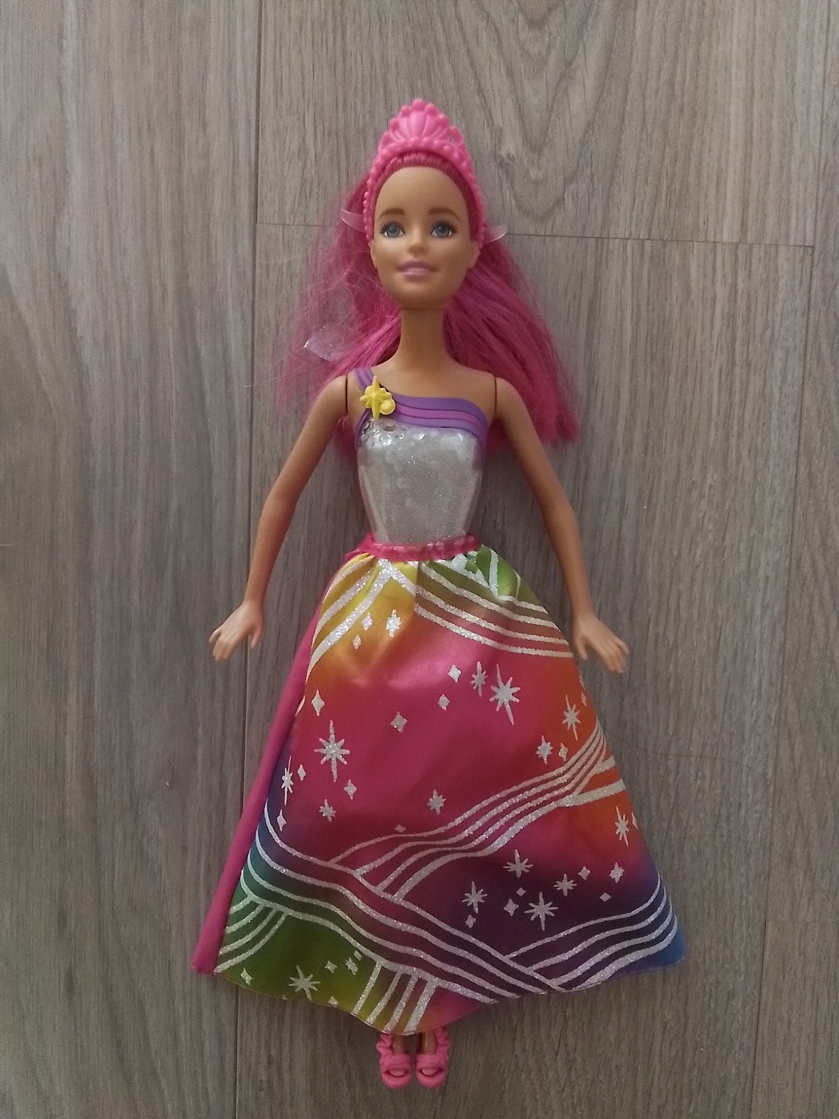 Barbie met regenboogjurk en roze haar, Ophalen of Verzenden, Gebruikt, Barbie