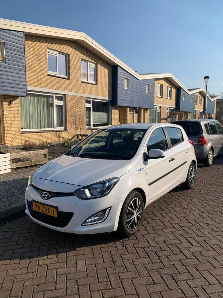 Hyundai i20 1.2I 5-DRS 2013 Wit LED APK AIRCO!, Auto's, 4 cilinders, Wit, Origineel Nederlands, Handgeschakeld