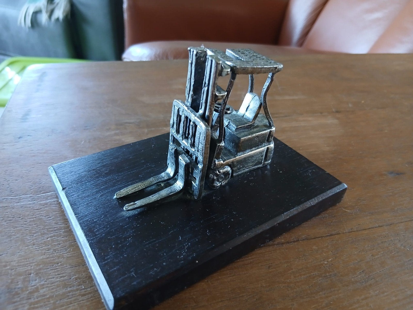 Miniatuur Heftruck Beeldje op Houten Sokkel, Ophalen of Verzenden, Gebruikt