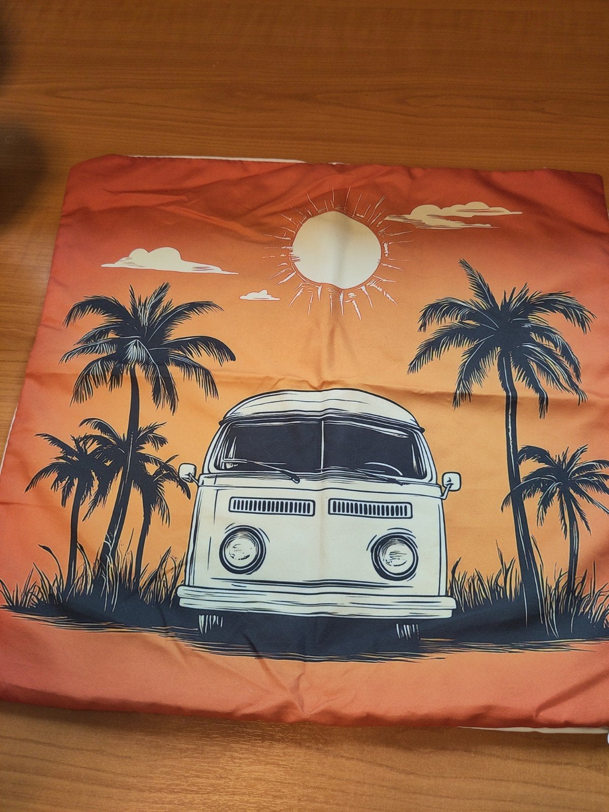 Sierkussen 45x45cm met Volkswagen busje en palmbomen, Nieuw, Oranje, Ophalen of Verzenden, Overige merken
