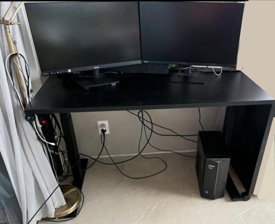 Zwart Ikea computerbureau, Spaanplaat of MDF, Ophalen of Verzenden, Zo goed als nieuw, Computerbureau