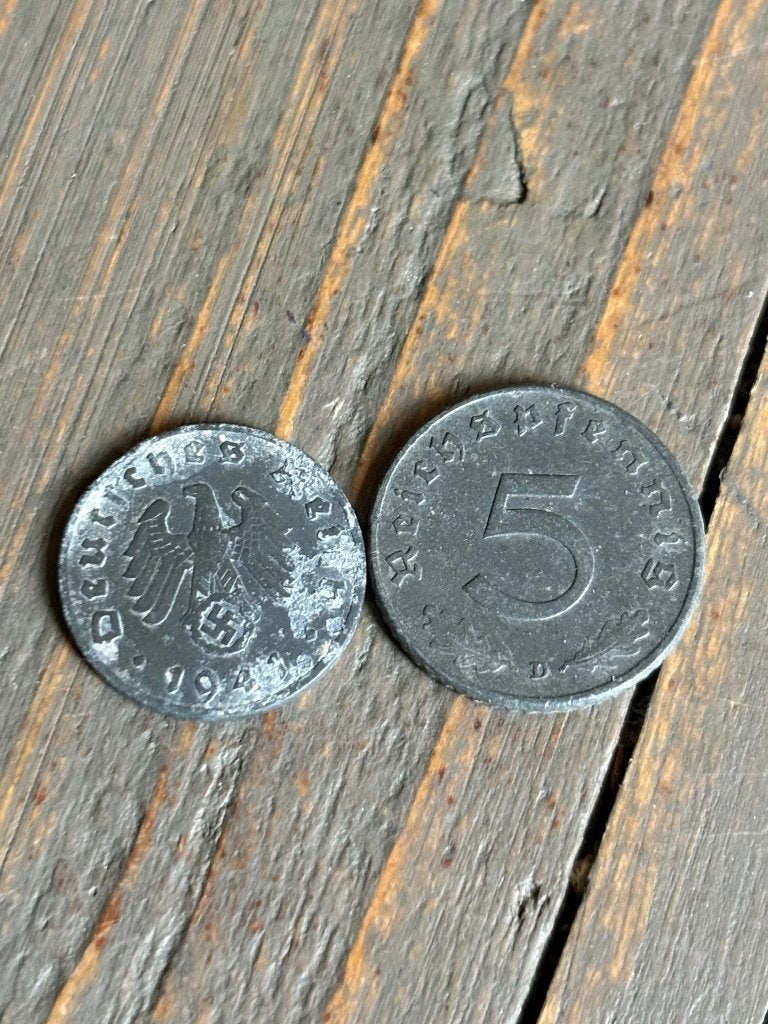 2 Munten met swastika, Postzegels en Munten, Ophalen of Verzenden, Overige landen, Setje